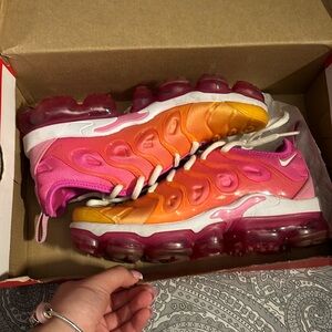 Pink/orange vapormax plus.